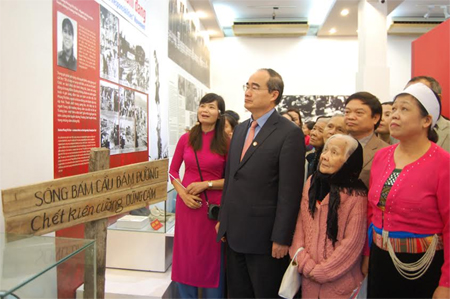 ງານວາງສະແດງ ແດງ “ 2 ເອື້ອຍນ້ອງ - 2  ສະໜາມຮົບ”